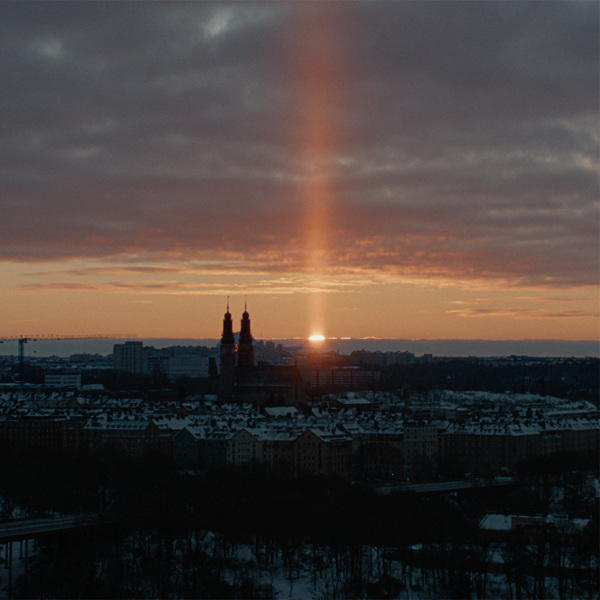 Vy över Stockholm stad, lätt snötäckt i solnedgång. Foto.
