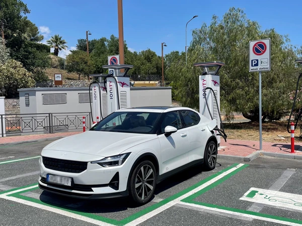 En Polestar bil parkerad vid en laddstation