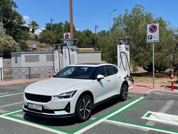 En Polestar bil parkerad vid en laddstation