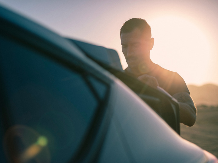 Man vid bil i motljus