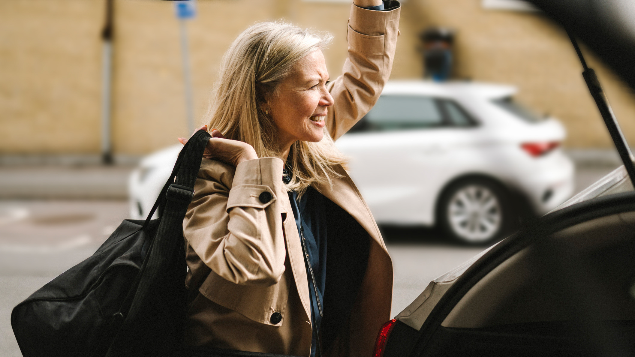 Kvinna stänger bakluckan på en bil