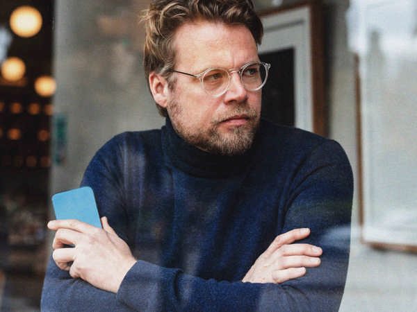Man på fik med armarna i kors