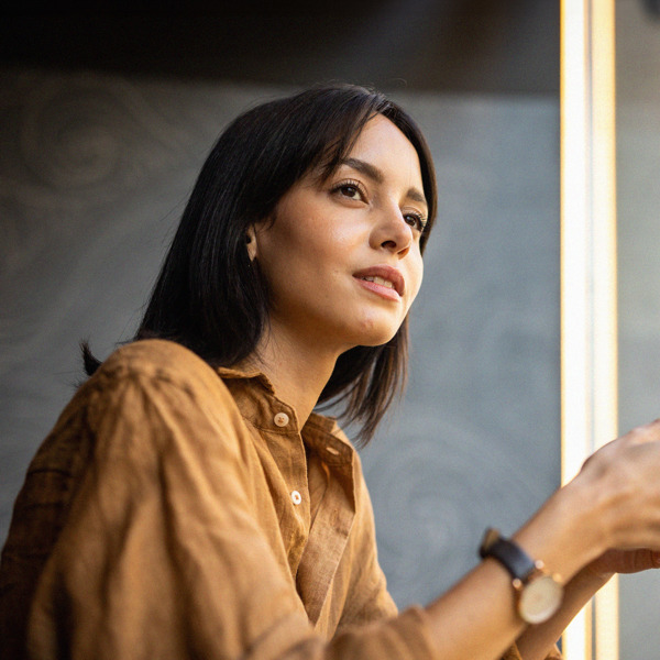 Porträtt av en ung kvinna. Foto.