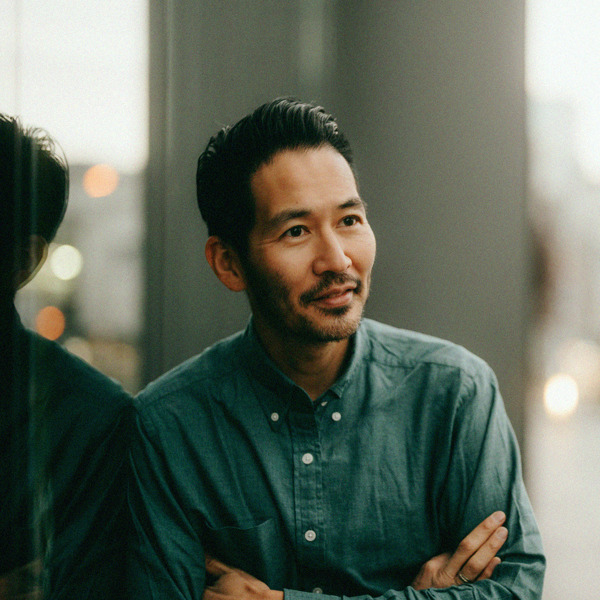 Man som ler och har sina armar korsade.