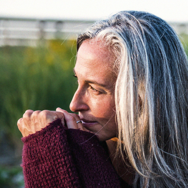 En gråhårig kvinna som tittar åt vänster. Foto.