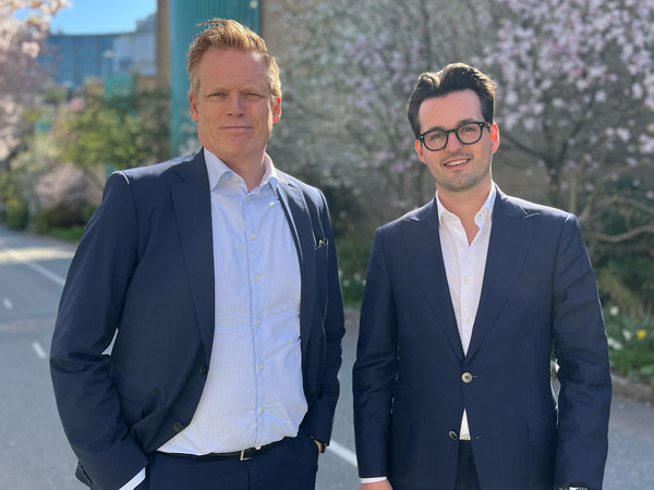 Lars Norland och Filip Ohlsén på Ziklo Bank, utomhos med blommande träd i bakgrund. Foto.