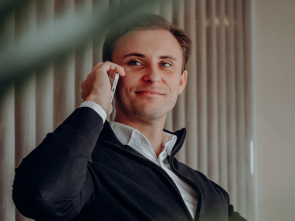 En man som använder en mobiltelefon.