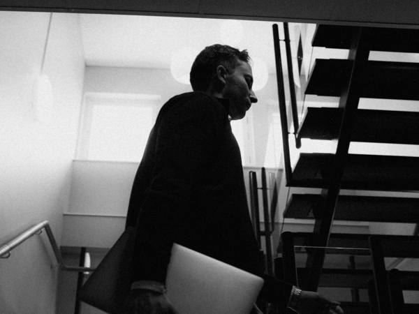 En man i ett trapphus.