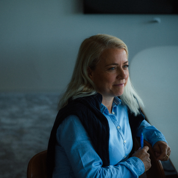 En kvinna med armarna i kors.