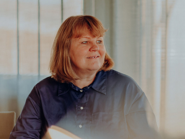 En kvinna som tittar åt höger.