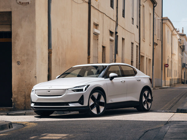 Vit Polestarbil i en gränd