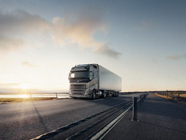 Lastbil på väg i solnedgång