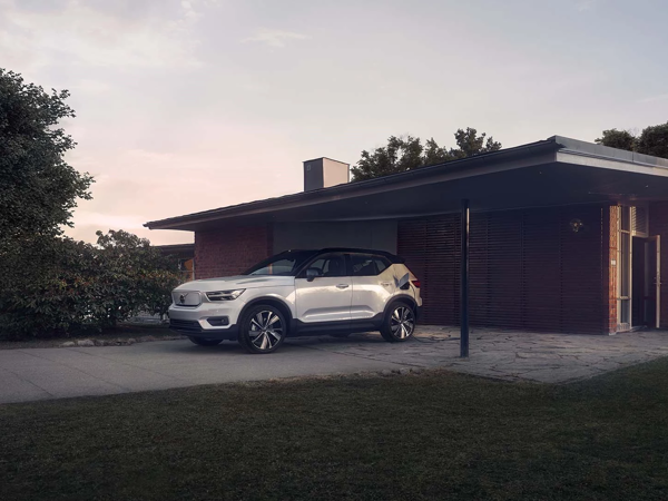En bil parkerad på uppfarten till en villa. Foto.